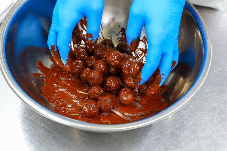 スイートチョコレートの上にカカオ66％のチョコレートでコーティング