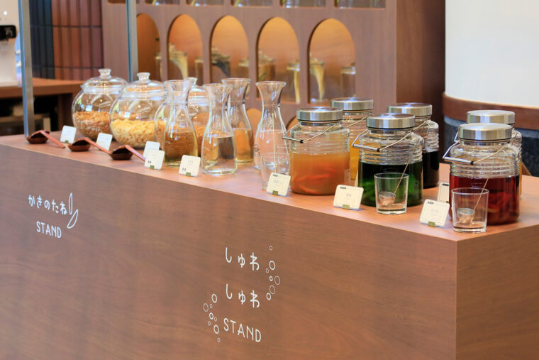 滞在中に利用できるフリードリンク。多彩なソフトドリンクをはじめ、生ビールやワインといったアルコール類も充実している