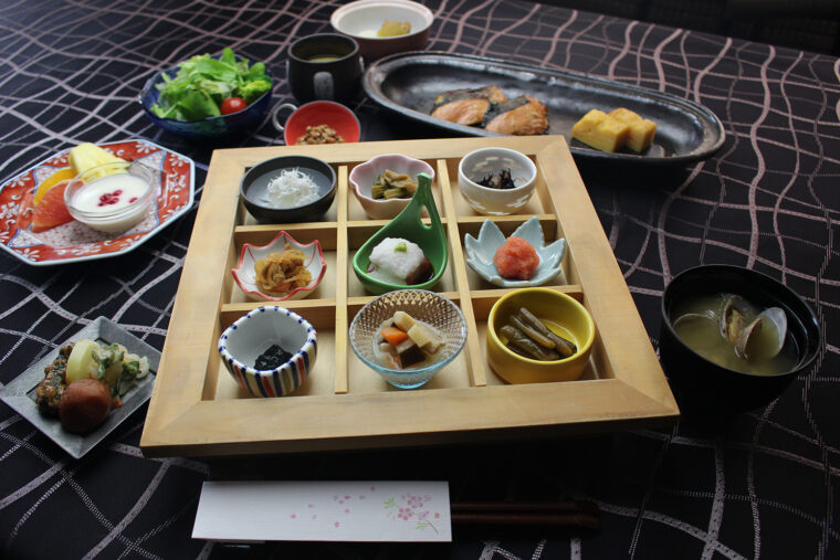 地元野菜を引き立てた品々と土鍋ご飯を味わえる朝食
