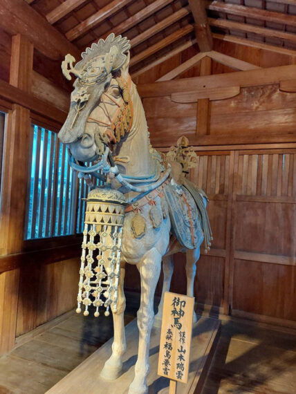 正月と燈籠神事時のみ神馬舎の扉は開けられ、神馬像を間近で見ることができます
