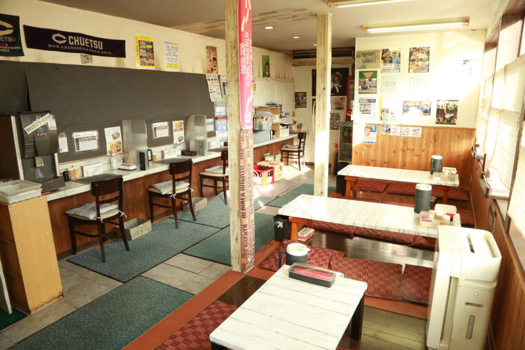 小上がり席とカウンターキッチン席からなる