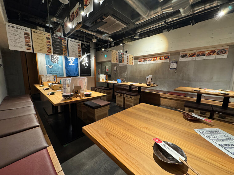 最大28名まで収容可能な宴会席。飲み放題付きのコースは5,000円〜