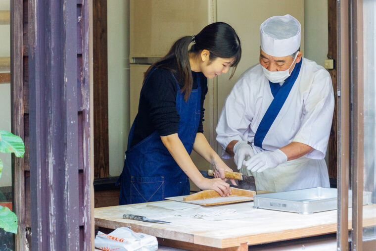 この道20年以上の職人・渡部公也さんがひとつひとつの工程を丁寧に教えてくれます