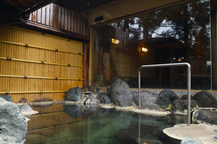 風情のある露天風呂。月岡の名湯に心ゆくまで浸ろう
