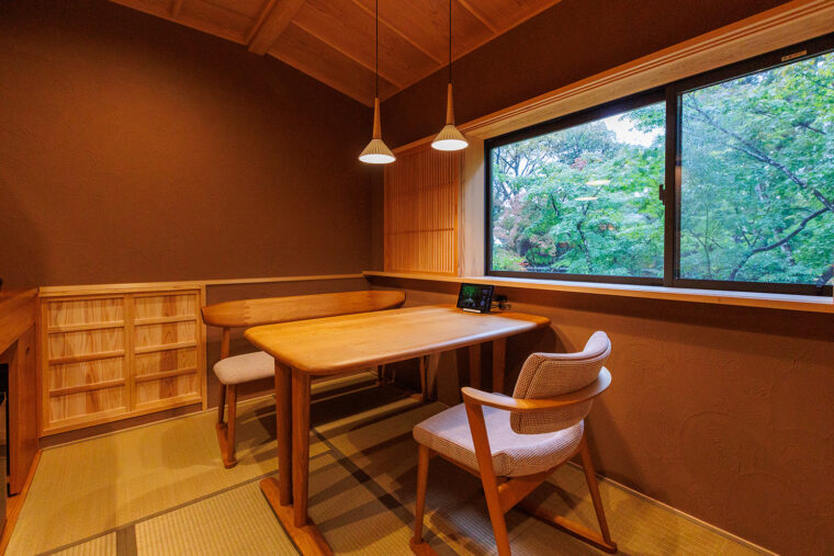 朝・夕食は部屋にあるダイニングでのんびりと