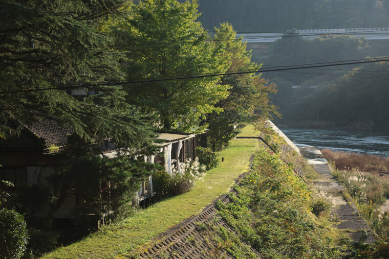 川に沿って別荘式に並ぶ離れ客室