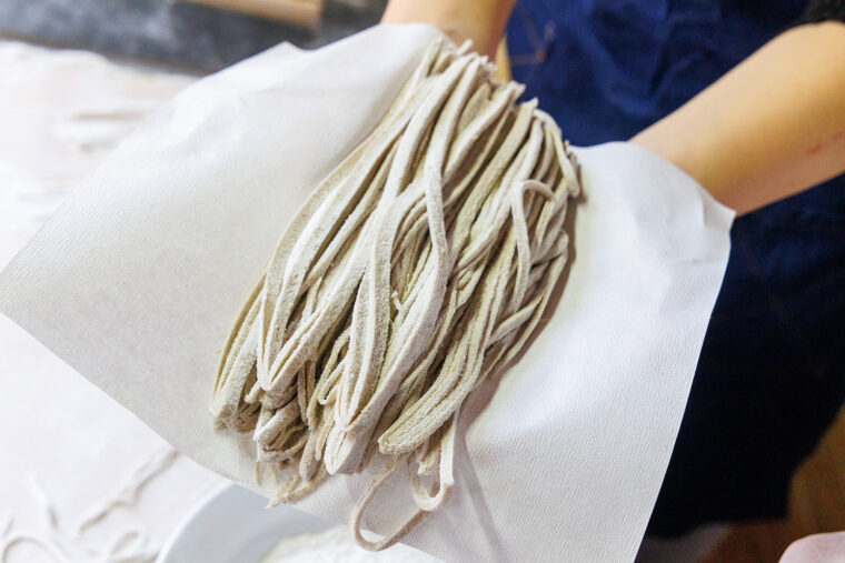 そばがうどんのように太いのはご愛嬌。不恰好でも味はもちろんおいしい