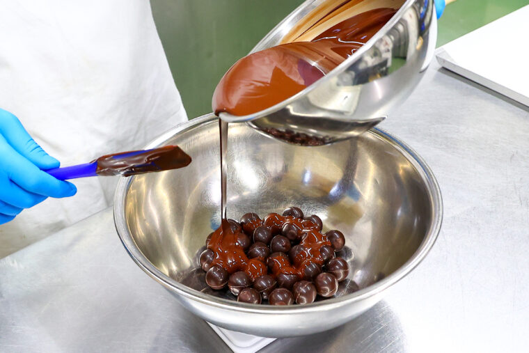 いよいよ仕上げのコーティング作業へ