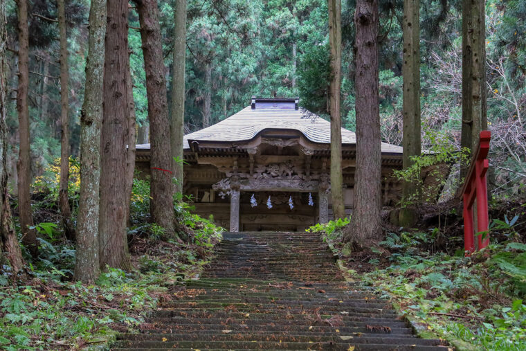 長い階段を登った先に現れる社殿