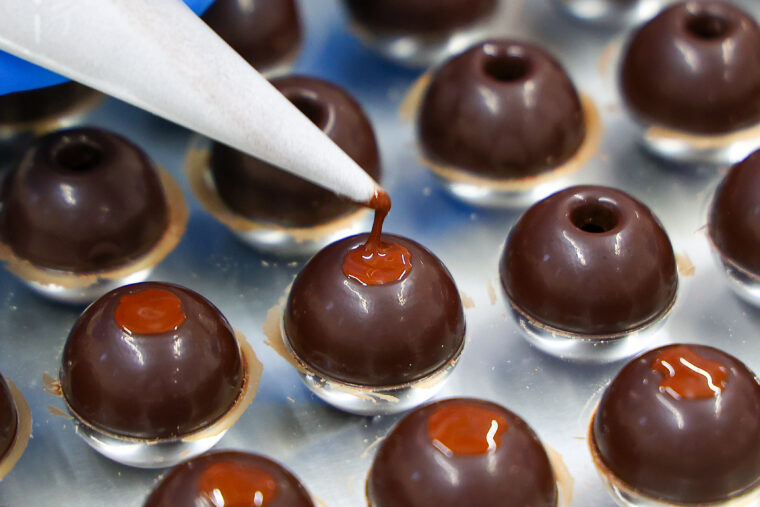 シロップがこぼれないよう、チョコレートで穴を塞ぎます