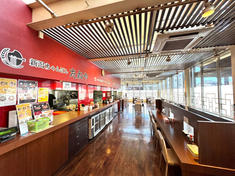 先にレジで注文を済ませ、ブザーがなったら受け取り口へ。店内には小上がり席を用意