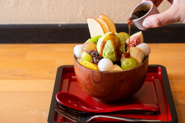 『季節のあんみつ白玉』（950円）。別添えの黒蜜を好みでかければ、味の変化を楽しめる