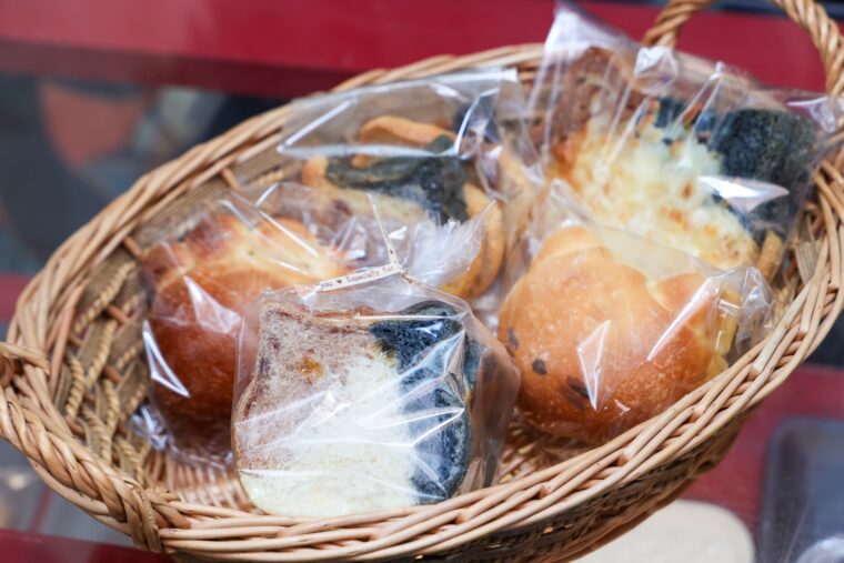 小さな食パン『みけちゃん』（写真正面・300円）、人気の『肉球クリームパン』（写真左・180円）、塩パンの『塩にゃん』（写真右・160円）