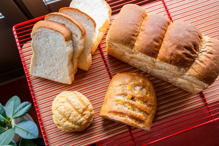 『食パン』（1 斤324円）、『メロンぱん』（194円）、『ベーコンチーズ』（ハーフ518円）