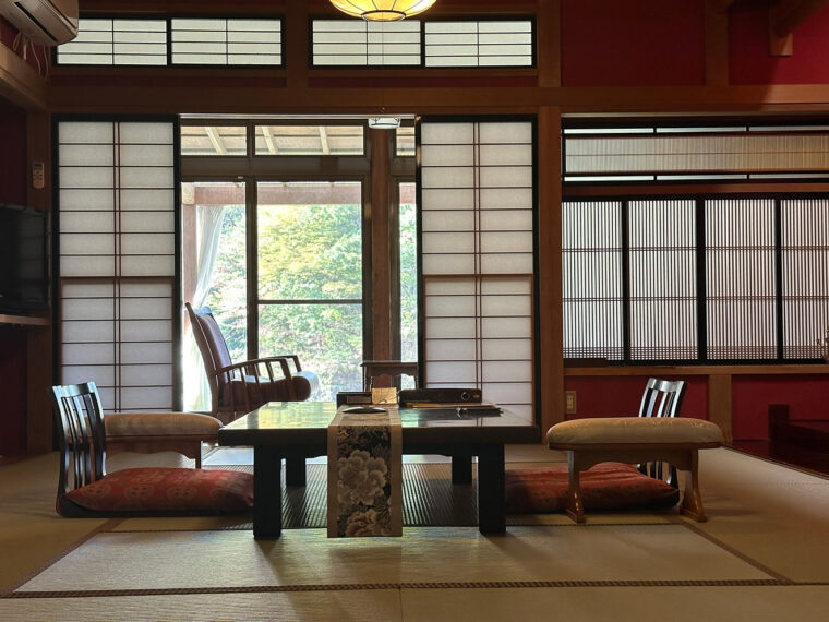 職人技を感じさせる川沿いの純和室・紅の荘