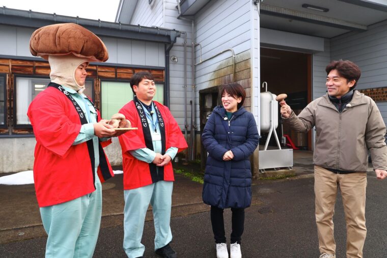 番組冒頭シーンではJAみなみ魚沼 営農部 園芸畜産課の小野塚さんが「きのこくん」（写真左）として登場してくれました。