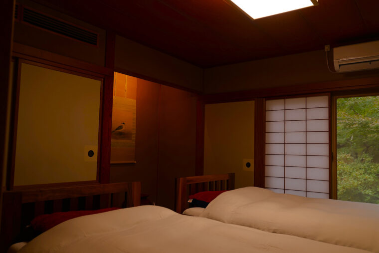 葵の間のベッドルーム。窓からはヒイラギの木が見える