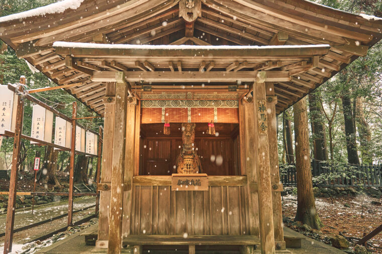 昭和7年、三条市の福島要吉氏によって彌彦神社に奉納されました