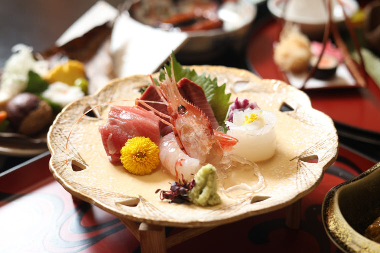 本マグロ、アオリイカ、ボタンエビなどを華麗に盛ったお造り