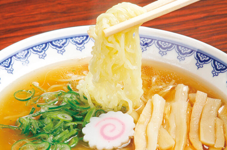トンコツや鶏ガラベースのスッキリした飴色スープとすすり心地のよい極細麺