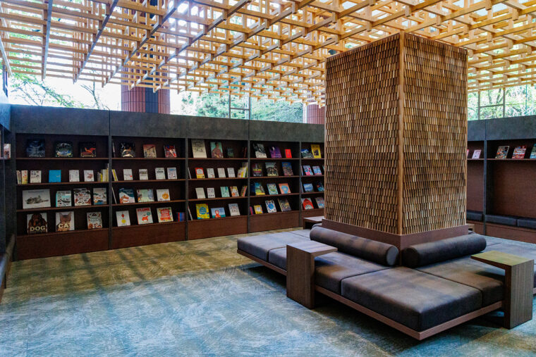 好みのドリンクやお酒を片手に読書ができるロビーラウンジ