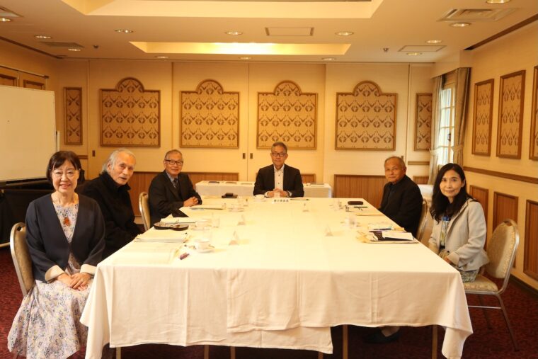 2025年10月に行われた最終選考会にて。左から本間由美子委員（フリーライター）、若月忠信委員、佐藤和正委員（フリージャーナリスト）、藤沢周委員長（作家）、池田哲夫委員（新潟大学名誉教授）、大田朋子委員（花ヶ前盛明委員は欠席）