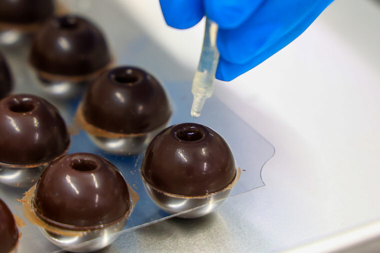 一粒一粒、シロップを注いでいきます