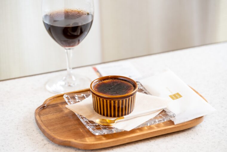 パリッとした表面ととろりなめらかなクリームが絶妙な『クレームブリュレ』（682 円）と飲みやすい味わいに仕上げた『ドリップコーヒー』（748 円）