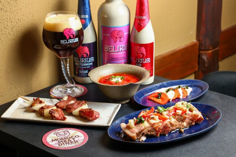 手前から『ローストポークステーキ ラビゴットソース』（1,200円）、『串焼き』（1本300円）、『紫蘇ジェノベーゼのカプレーゼ』（500円）、『モモコのボルシチ』（700円）。使用している皿や丼は新潟市沼垂テラスの青人窯のもの