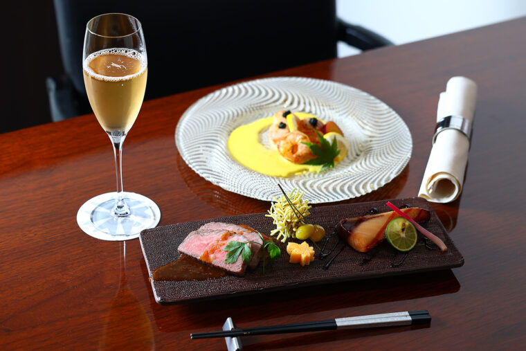 夕食の一例。この日のメインは新潟和牛のス テーキ