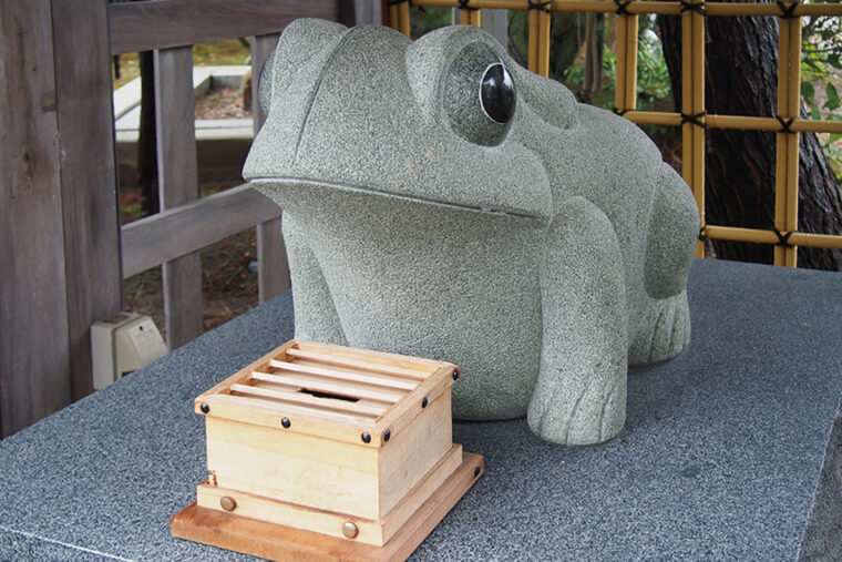 境内地にはカエルの像が5匹隠れていて、 大きいカエルと合わせるとぜんぶで6匹。幸せ「六（む）かえる」となる