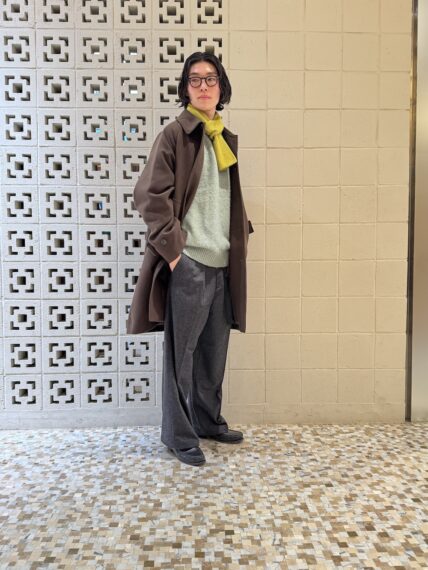 ステンカラーコート36,850円、スラックス18,150円、マフラー9,900円／以上BEAMS、ニット26,400円／FRED PERRY×BEAMS