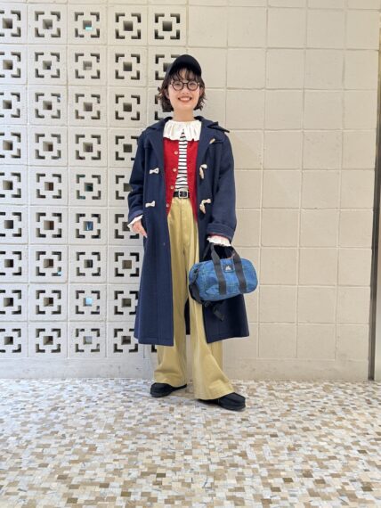 ダッフルコート42,900円、ロングスリーブTシャツ9,900円、フリルシャツ9,900円、ワイドチノパンツ16,940円／以上BEAMS BOY、カーディガン30,360円／Nor'Easterly×BEAMS BOY、 キャップ5,940円／NEW ERA×Dave's New York×BEAMS BOY、バッグ10,450円／GREGORY×BEAMS BOY