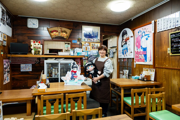 女将の柳隆子さん。手に持っているのはご当地キャラクターの温泉むすめ・松之山棚美（たなみ）ちゃんのマスコット