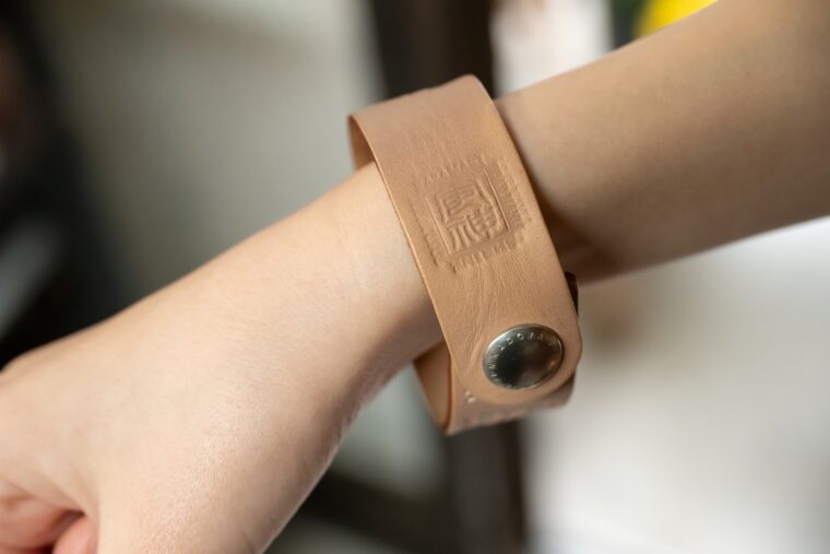 手につけてもよし、自転車やバイクのハンドル、車内につけてもよし、と使用方法はさまざま