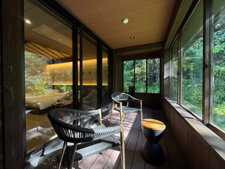 翠悠館の部屋奥にあるテラス。広々とした開放的な空間