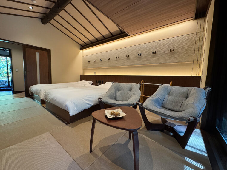 それぞれの部屋の壁に施された茶箕（ちゃみ）や神代欅（じんだいけやき）のアートにも注目