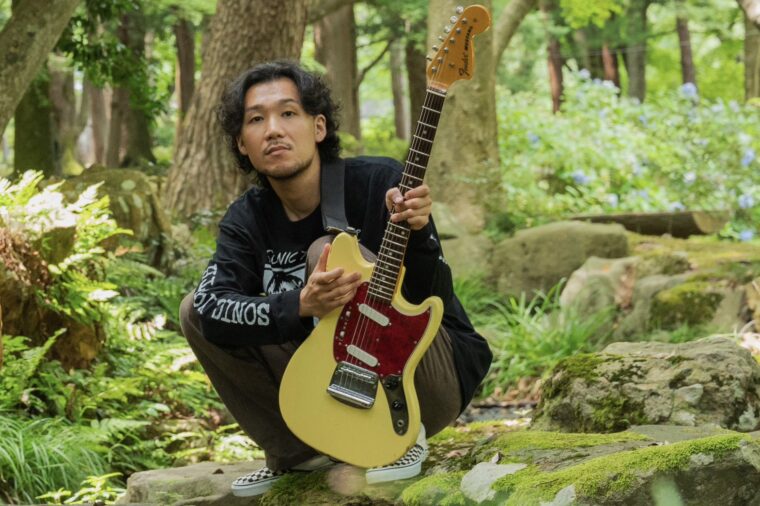 やまくらゆうた。the poppers（2006-2009） gold sounds(2010-2015) 山中さわおソロ(2012-2013) シュリスペイロフ（2015−2016） オタッキーズ（2023〜）　 ケモノノスミカ（2023〜） 自らのバンド活動や サポートギタリストとして活動。 2025.12〜　メンバー固定のバンドではなく、 楽曲ごとにゲストミュージシャンを迎えて制作するソロプロジェクトの活動をスタート