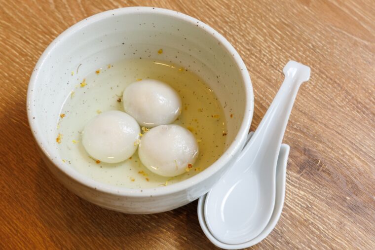 ゴマあんを包んだ『胡麻団子』（650円）