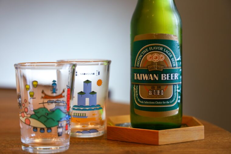 台湾ではおなじみのビール『台湾金牌』も提供。台湾のモチーフや観光地が描かれたかわいいグラスで味わえます