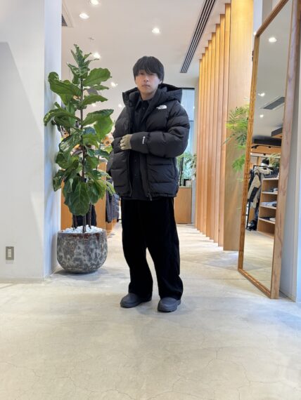 ダウンジャケット77,000円、ウールシャツ27,500円、ワイドパンツ29,700円、ブーツ23,980円、グローブ8,580円／以上THE NORTH FACE