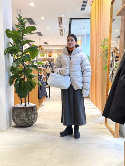 ダウンパーカ77,000円、ジャケット24,200円、スカート27,500円、ブーツ24,970円、グローブ9,900円、トートバッグ9,460円／以上THE NORTH FACE