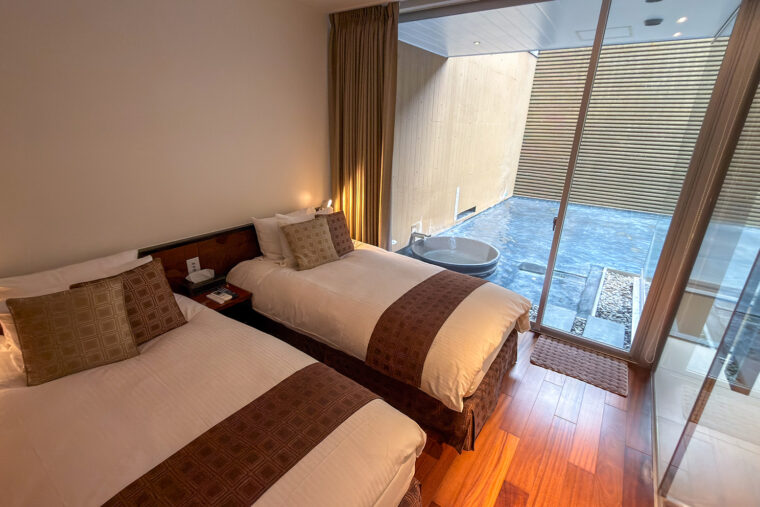 おすすめのプランは「 QUATTRO Premium Dinner ～ワンランク上のご夕食をお部屋で堪能」露天風呂付きメゾネットツイン（定員4名） 50,600円～ 1泊2食付き（2名1室利用時の1名料金、 入湯税別）