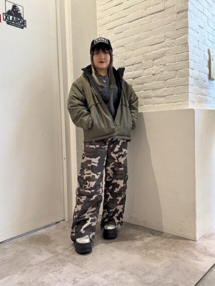 リバーシブルジャケット19,800円、カーゴパンツ16,500円、パーカ13,200円、キャップ6,050円／以上X-girl