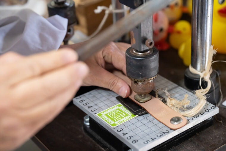 打つ箇所を水で濡らしてから機械にセットし、しっかりと力を入れて押す。刻印料は300円