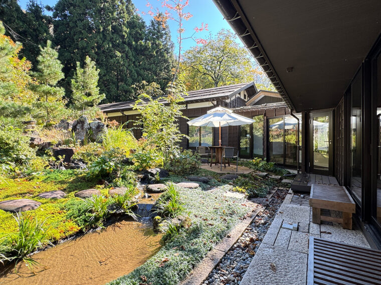 翠悠館に面した中庭。せせらぎに耳を傾けながらのんびりと過ごせる