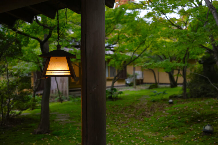 秋は紅葉、冬は雪景色が広がる。下駄を履いて庭園を散策したい