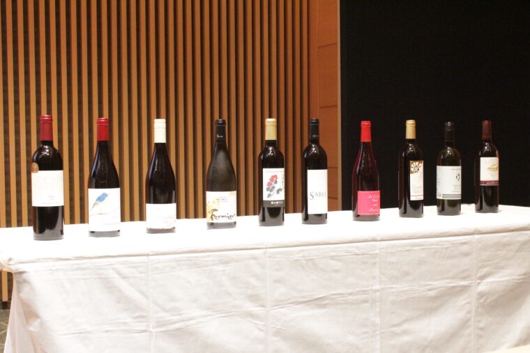 各ワイナリーの自慢の1本が並ぶ