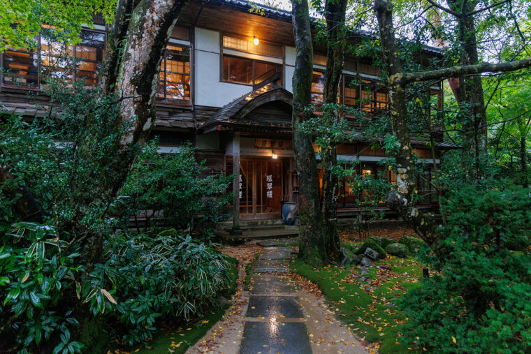 緑の自然に囲まれた森のなかに佇む