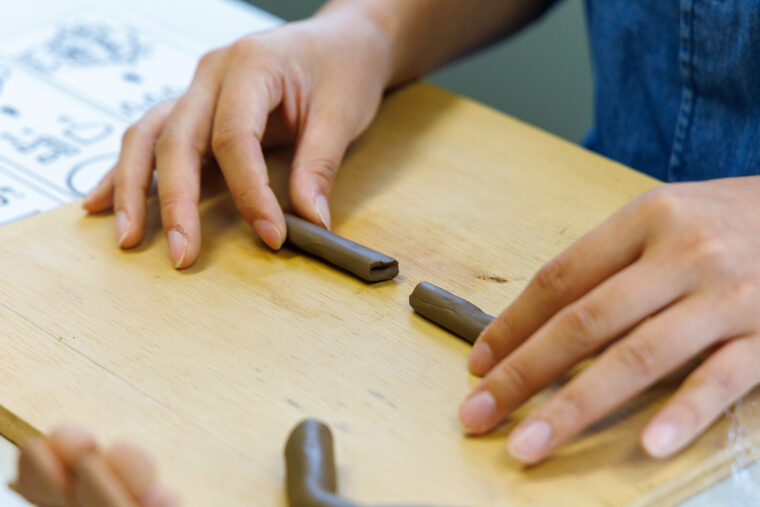 粘土をこねこねします